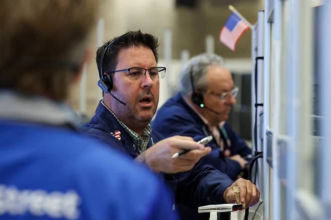 2025년 8월 19일 미국 뉴욕시 뉴욕증권거래소(NYSE)의 아메리칸증권거래소(AMEX) 매장에서 선물옵션 거래자들이 일하고 있다. /연합뉴스