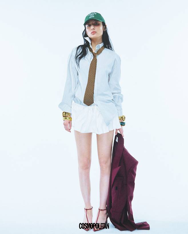 셔츠, 재킷, 타이, 뱅글 모두 가격미정 Saint Laurent by Anthony Vaccarello. 벌룬 미니스커트 21만5천원대 Cos. 볼캡 81만원대 Celine. 스트랩 샌들 가격미정 Jil Sander.