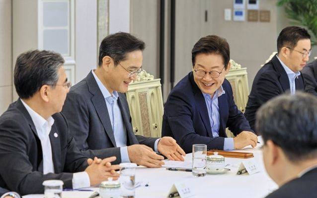 19일 용산 대통령실에서 대화를 나누고 있는 이재명 대통령과 이재용 회장ⓒ대통령실