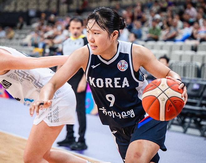 박지현이 지난달 국제농구연맹(FIBA) 여자 아시아컵에서 드리블을 하고 있다. FIBA 제공