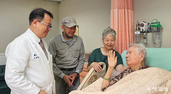 대만 신베이시 단수이구의 매카이 메모리얼 병원 호스피스 병동에서 환자(오른쪽)와 가족, 의료진(왼쪽)이 함께 이야기를 나누고 있다. 대만은 연명치료를 거부할 권리를 폭넓게 보장하고 있으며 호스피스 제도도 잘 정착됐다. 
신베이=김소영 기자 ksy@donga.com