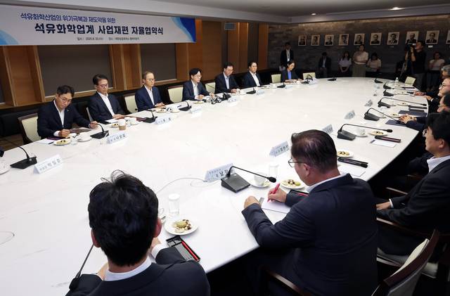 김정관 산업통상자원부 장관이 20일 서울 중구 대한상공회의소에서 열린 석유화학업계 사업재편 자율협약식에서 모두 발언을 하고 있다. 연합뉴스.