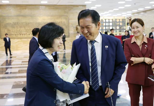 법제사법위원회 위원장으로 선출된 추미애 더불어민주당 의원이 21일 서울 여의도 국회 본회의에서  본회의장을 나서며 정청래 대표와 인사를 나누고 있다. [연합뉴스]