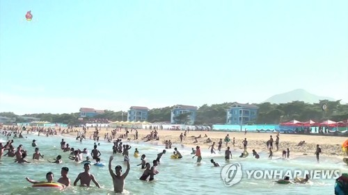 바다에서 해수욕 즐기는 북한 주민들 모습. 조선중앙TV=연합뉴스.