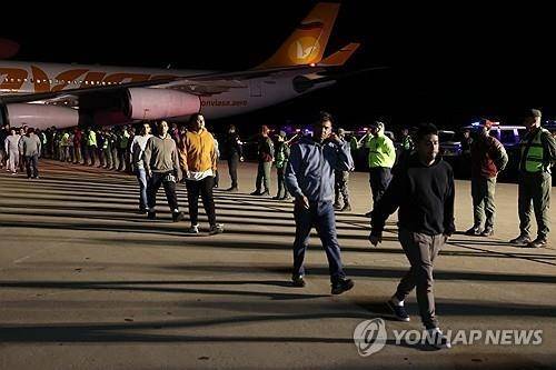 미국에서 추방된 베네수엘라 이민자. 기사와는 직접 관련 없음. 베네수엘라 내무부 제공. EPA 연합뉴스 자료사진