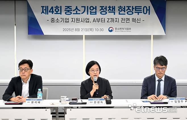 중소벤처기업부가 주최한 '제4회 중소기업 정책 현장투어'가 '중소기업 지원사업, A부터 Z까지 전면 혁신'을 주제로 21일 서울 종로구 광화문빌딩에서 열렸다. 한성숙 중소벤처기업부 장관이 모두발언을 하고 있다. 김민수기자 mskim@etnews.com