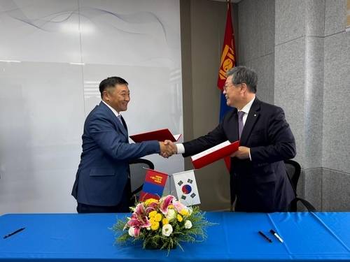 21일 몽골 울란바토르 소재 의무보험협회에서 허창언 보험개발원장(오른쪽)과 울지바트 몰롬잼츠 몽골 의무보험협회장이 업무협약을 체결했다.(사진=보험개발원)