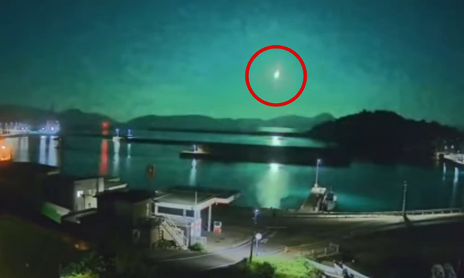 19일 일본 나가사키현 고토섬에서 목격된 화구. 사진=엑스(@TeslAquarius) 캡처