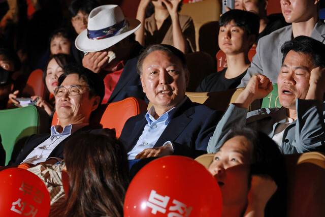 윤석열 전 대통령이 지난 5월21일 오전 서울 중구 메가박스 동대문에서 전직 한국사 강사인 전한길씨 등과 부정선거를 다룬 영화를 관람하고 있다. 김혜윤 기자 unique@hani.co.kr