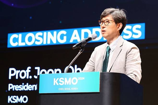 2024년 대한종양내과학회 국제학술대회에서 발언 중인 박준오 대한종양내과학회 이사장(삼성서울병원 혈액종양내과 교수). 대한종양내과학회 제공