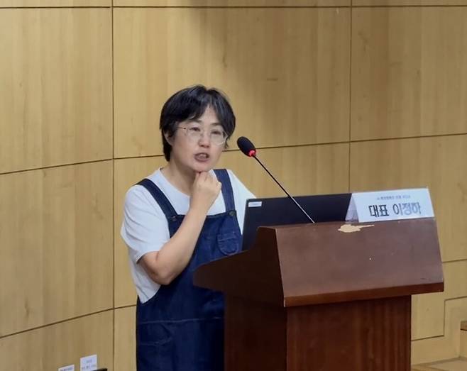 지난 7일 서울 여의도 국회에서 한국정신장애인연합회가 ‘국가책임제와 공공 정신의료의 필요성’을 주제로 주최한 정책토론회에서 정신장애인 인권 활동가 이정하 파도손 대표가 발언하고 있다. 최지현 기자