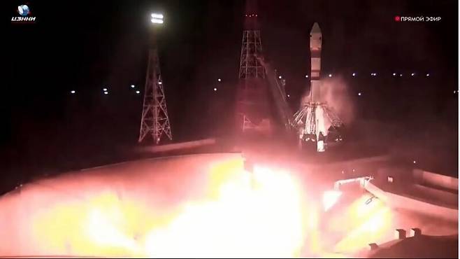 20일 오후 8시13분(한국시각 21일 오전 2시13분) 카자흐스탄 바이코누르 우주기지에서 우주생물학 실험용 위성 비온-엠 2호가 소유즈 로켓에 실려 이륙하고 있다. 웹방송 갈무리