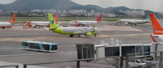 서울 김포공항 주기장에 저비용항공사(LCC) 소속 여객기들이 세워져 있다. 연합뉴스