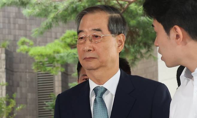 한덕수 전 국무총리가 19일 오전 내란특검 조사를 받기 위해 서울 서초구 서울고검 청사로 향하고 있다. 류우종기자 wjryu@hani.co.kr