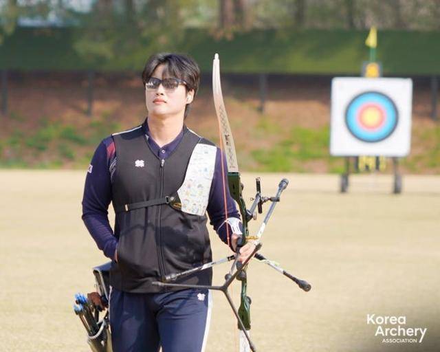 양궁 국가대표 장채환이 활과 하살을 들고 포즈를 취하고 있다. 대한양궁협회 제공