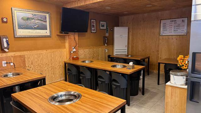 지난 12일 서울 용산구 대통령실 인근의 한 숯불고기 식당이 손님 없이 텅 비어 있다. 경호처 직원 20명이 방문한다고 해서 와인 대금 600만 원을 미리 보냈지만 아무도 오지 않아 '노쇼 사기'를 당했다. 문지수 기자