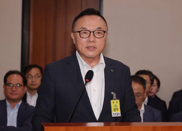 황주호 한국수력원자력 사장이 19일 국회에서 열린 산업통상자원중소벤처기업위원회 전체회의에서 올해 초 미국 웨스팅하우스와 맺은 지식재산권 분쟁 종료 합의문과 관련한 의원 질의에 답변하고 있다. 연합뉴스