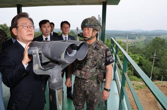 이재명 대통령이 지난 6월 13일 경기 연천군 25사단 비룡전망대를 방문해 망원경으로 북한 지역을 보고 있다. 왕태석 선임기자