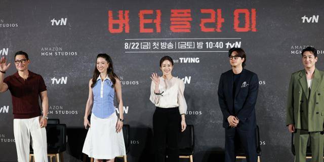 배우 대니얼 대 킴(왼쪽부터)과 레이나 하디스티, 김태희, 김지훈, 션 리차드가 21일 오전 서울 용산구 CGV용산아이파크몰에서 열린 아마존 프라임비디오 버터플라이 기자간담회에 참석해 인사를 하고 있다. 뉴스1