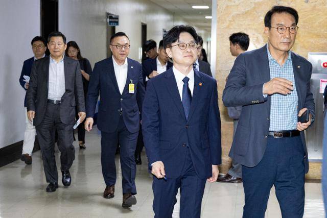 이철규 국회 산자중기위원장이 19일 서울 여의도 국회에서 열린 제428회 국회(임시회) 산업통상자원중소벤처기업위원회 제2차 전체회의 중 체코 원전 자료 요구와 관련 김정관 산자부 장관 및 황주호 한국수력원자력 사장과 논의를 마친 후 이동하고 있다. 뉴스1