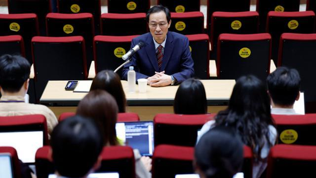우상호 대통령실 정무수석이 21일 서울 용산 대통령실에서 국정 현안 관련 기자간담회를 하고 있다. 뉴시스