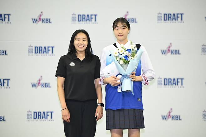 2025~26 여자프로농구(WKBL) 신인 드래프트 전체 1순위로 지명된 이가현(오른쪽)과 최윤아 감독. 사진=WKBL