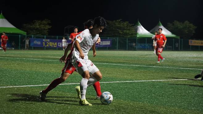 경일대(흰색 유니폼)와 대구과학대의 경기 모습. 사진=대학축구연맹