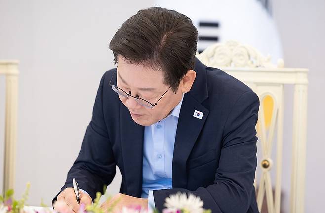 이재명 대통령이 지난 19일 서울 용산 대통령실 청사에서 미일 순방 경제인 간담회 중 메모 하고 있다. 2025. 8. 19. [사진=연합뉴스]