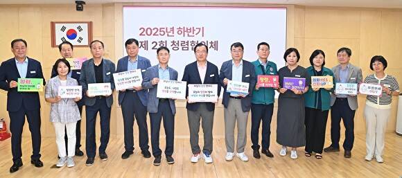 21일 하남시청 상황실에서 열린 2025년 제2회 청렴협의체 회의에서 이현재 시장 등 간부 공무원들이 청렴 실천 슬로건을 들고 기념 촬영을 하고 있다. [사진=하남시]