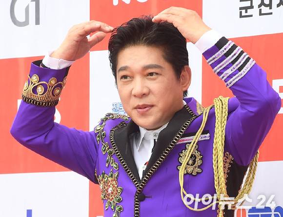 가수 박상철이 지난 2019년 전북 군산 예술의 전당에서 열린 JTV(전주방송) 신규 프로그램 '전국 TOP 10 가요쇼' 레드카펫에 참석해 포즈를 취하고 있다. [사진=아이뉴스24포토DB]
