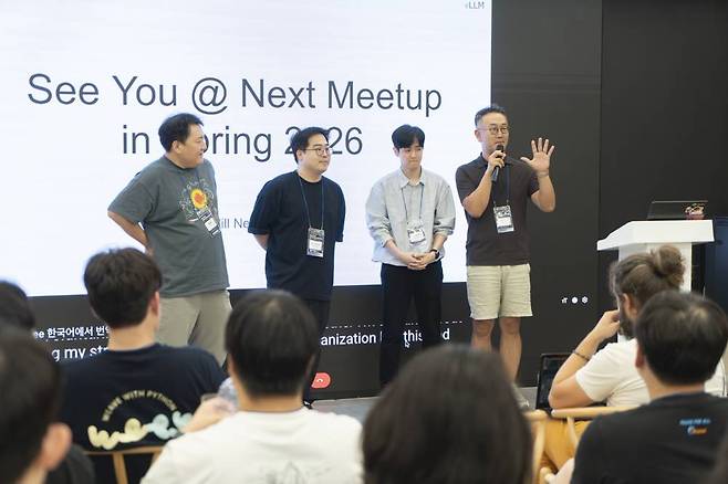 좌측부터 배권한·박정환 파이토치 한국 사용자모임 운영자, 김형준 스퀴즈비츠 대표, 김홍석 소프트웨어 아키텍트 총괄 / 출처=IT동아