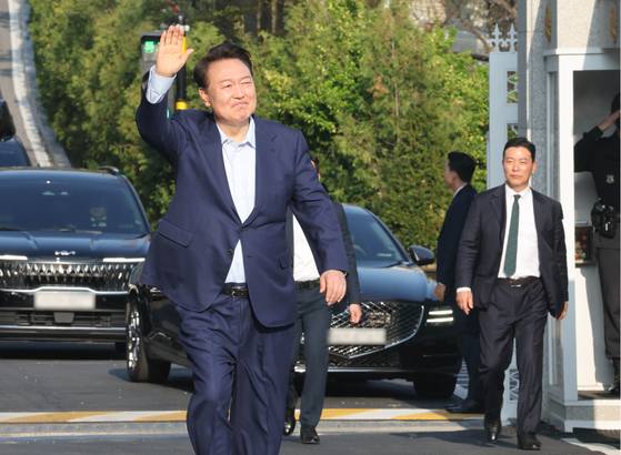 윤석열 전 대통령이 지난 4월 11일 서울 용산구 한남동 관저에서 나와 서초동 사저로 향하기 전 지지자들을 향해 손을 흔들며 걸어 나오고 있다. 연합뉴스