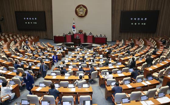 최형두 국민의힘 의원이 21일 국회 본회의에서 한국교육방송공사법 일부개정법률안(EBS법)에 반대하는 무제한토론(필리버스터)에 나서자 더불어민주당 의원들이 자리를 뜨고 있다. 임현동 기자