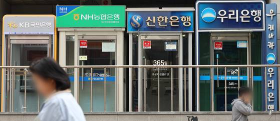 정부의 상생·생산적 금융 정책에 은행을 비롯한 금융업계에선 반발하는 목소리가 커지고 있다. 연합뉴스