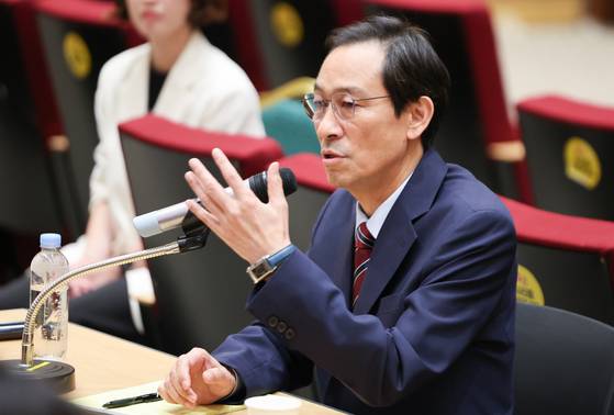 우상호 정무수석이 21일 서울 용산구 대통령실 청사에서 열린 기자간담회에서 취재진의 질의에 답하고 있다. 뉴스1