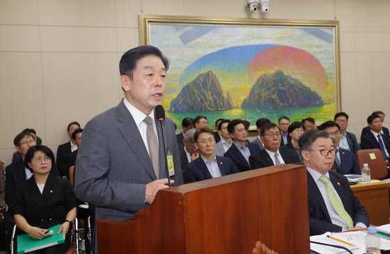 김형석 독립기념관장이 21일 국회에서 열린 정무위원회에서 의원 질의에 답변하고 있다. 연합뉴스