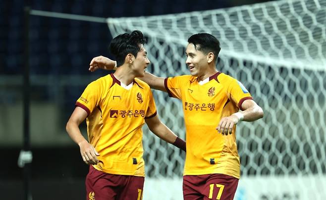 ▲ 코리아컵 준결승 1차전 골을 넣은 정지훈과 헤이스 [광주FC]&nbsp;