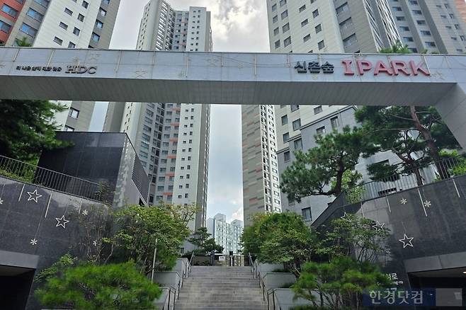 서울 마포구 신수동 '신촌숲아이파크' 문주 사진=이송렬 기자