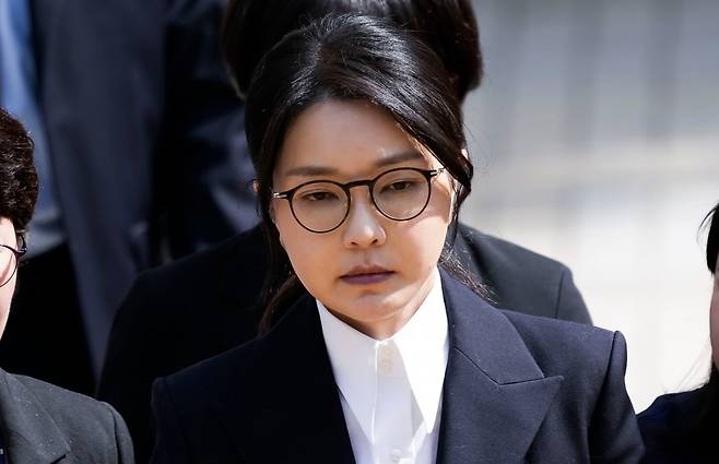 윤석열 전 대통령 부인 김건희 여사가 지난 12일 구속 전 피의자 심문(영장실질심사)을 마친 뒤 서울 서초구 서울중앙지법을 나서고 있다. 사진=연합뉴스