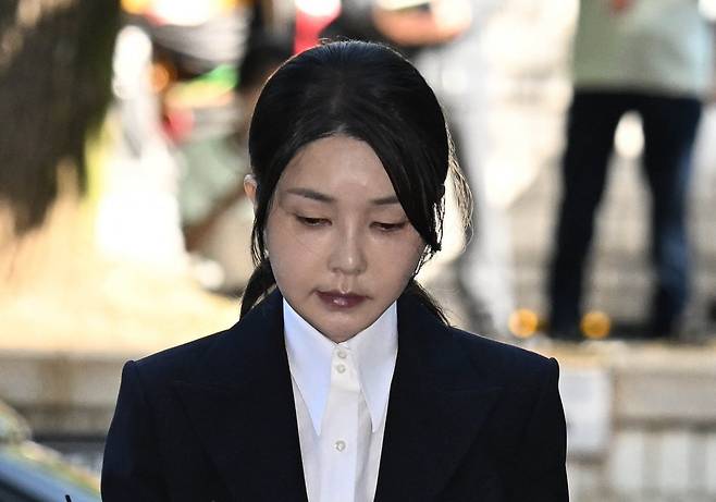 김건희 여사가 12일 오전 서울 서초구 서울중앙지방법원에 영장실질심사를 받기 위해 출석하고 있다. 사진=사진공동취재단