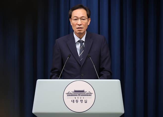우상호 대통령실 정무수석이 지난달 28일 용산 대통령실에서 ‘제21대 대통령 국민임명식’ 관련 브리핑을 하고 있다. 연합뉴스