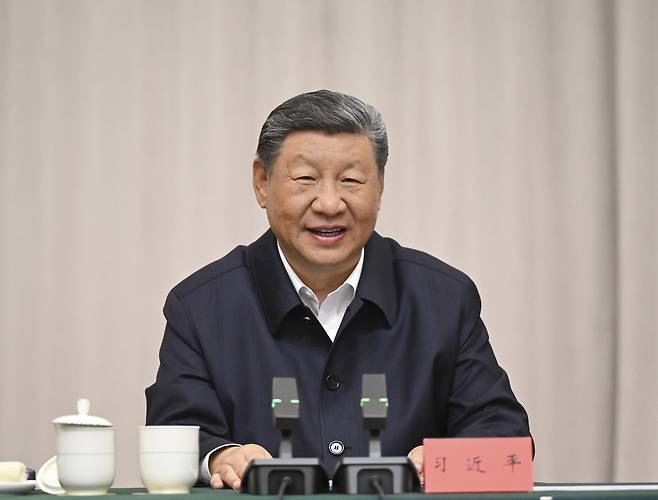 시진핑 중국 국가주석이 20일 티베트자치구 당 위원회의 업무보고를 받는 자리에서 주요 당부 사항을 전하고 있다./신화EPA연합뉴스