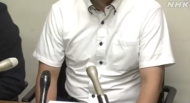 일본에서 산업재해로 배우자를 잃은 남성이 19일 시가현 오쓰지방법원에서 유족보상연금 지급 요건상 차별에 문제제기하는 기자회견을 하고 있다. NHK 갈무리