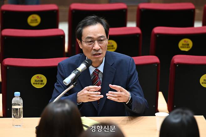 우상호 대통령실 정무수석이 21일 용산 대통령실 대강당에서 기자간담회를 하고 있다. 대통령실사진기자단