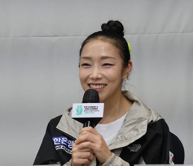 김자인이 21일 스포츠클라이밍 세계선수권대회 미디어데이에 참석해 취재진 질문에 답하고 있다. 대한산악연맹 제공
