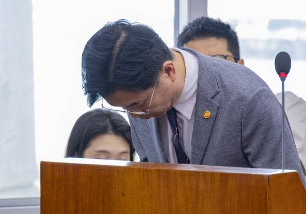 김영훈 고용노동부 장관이 20일 국회에서 열린 환경노동위원회 전체 회의에 출석해 전날 경북 청도 열차 사고와 관련해 사과하고 있다. 연합뉴스
