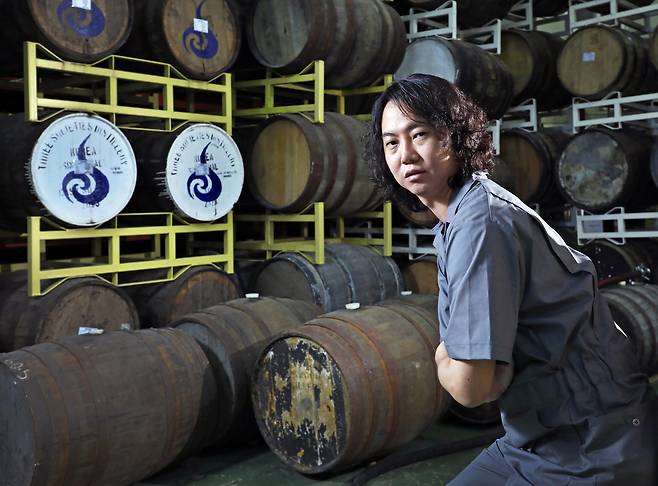 Kim Chang-soo at his whiskey distillery in Gimpo. [PARK SANG-MOON]