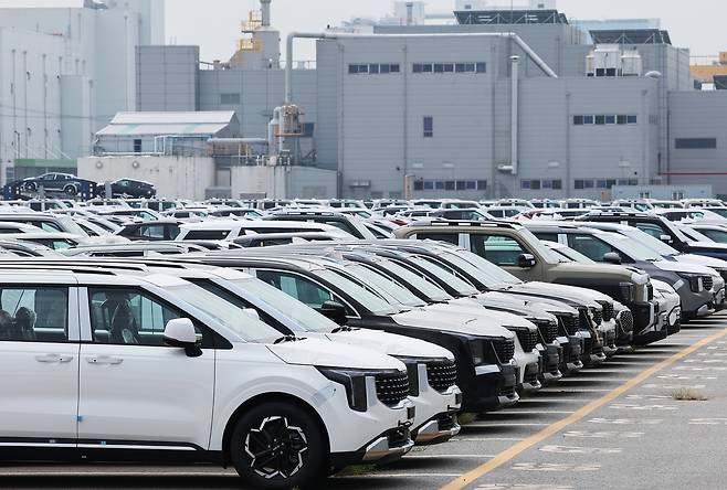 Cars are waiting to be exported at a port in Pyeongtaek, Gyeonggi on Aug. 7. [YONHAP]