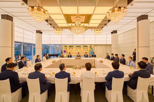 이재명 대통령이 20일 서울 용산구 한남동 대통령 관저에서 열린 더불어민주당 신임 지도부와 만찬을 하고 있다. 대통령실 제공