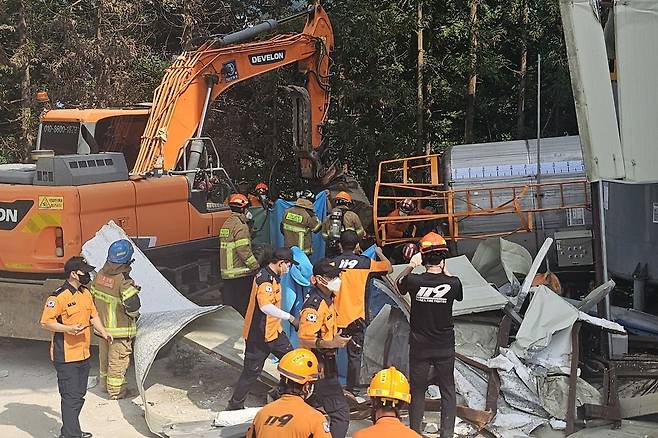 21일 오후 전남 순천시 서면 순천일반산업단지 내 레미콘 공장에서 지상 간이탱크 청소 작업자 3명이 쓰러져 소방 당국이 구조 작업을 하고 있다. 연합뉴스